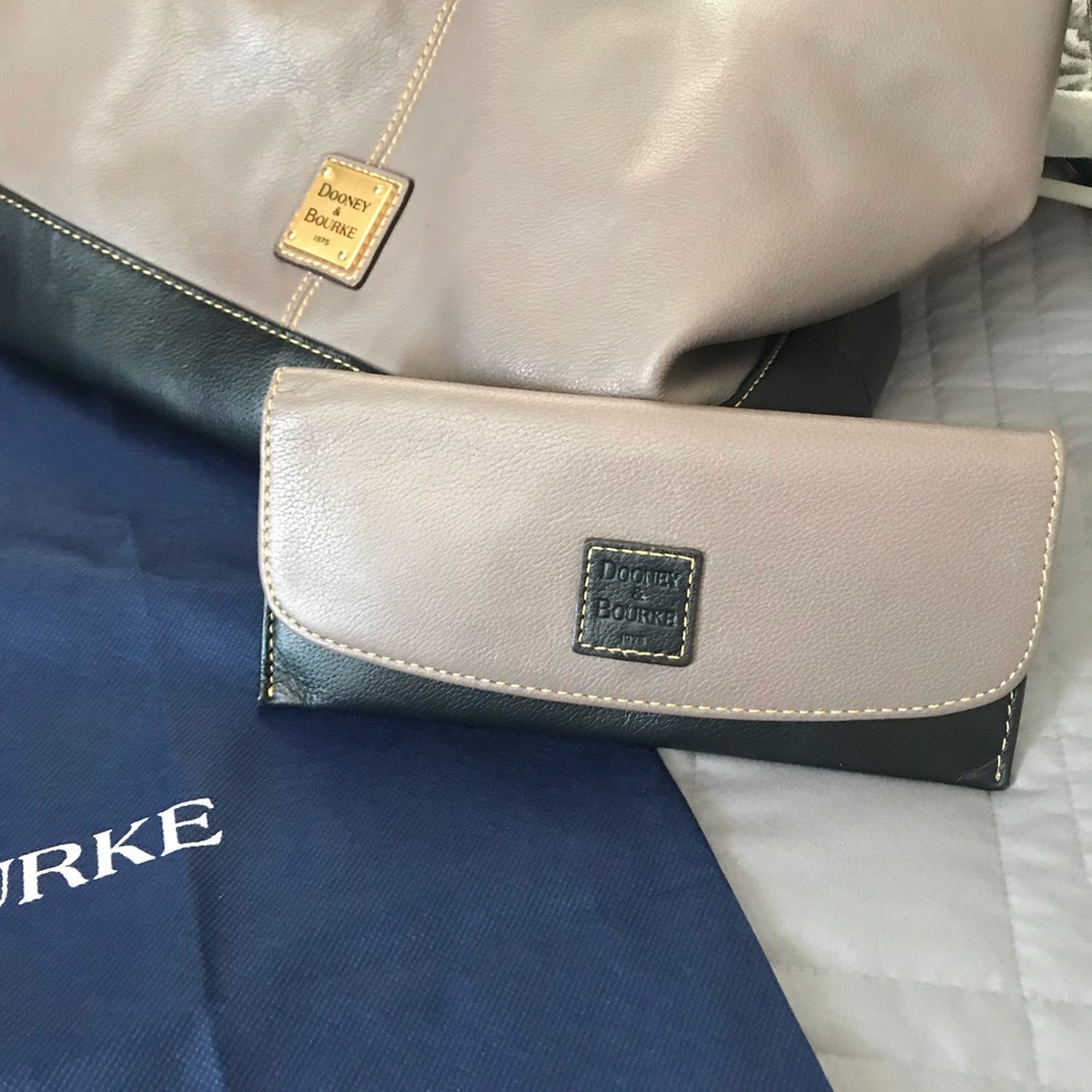 Dooney & Bourke hobo style bag